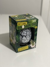 Schlüpfendes Dinosaurier-Ei -