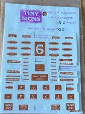 WINZIGE SCHILDER OO SCALE NE REGION - BAHNHOFSSCHILDER - TEILPACKUNG - MODELLEISENBAHN