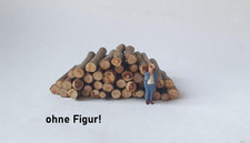 großer Rundholzstapel für