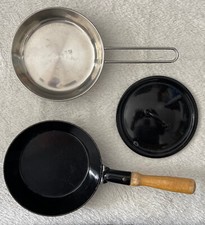 Altes Kinder Kochgeschirr, Pfanne, Edelstahlpfanne und Emaillierter Deckel