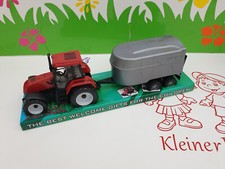 Traktor mit Gabel, Pflug und