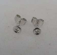 Paar kleine Ohrstecker mit je