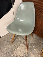 Eames Fiberglas Side Chair -