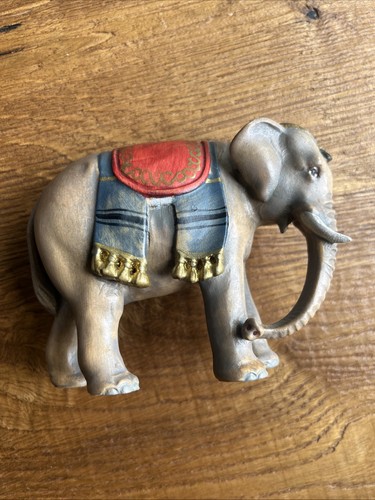 Handgeschnitzter elefant - handgeschnitzter,