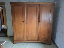 Alter dreitüriger Kleiderschrank aus Massivholz / Vintage Garderobenschrank