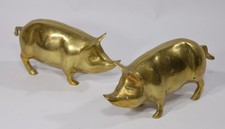 2 skurrile SCHWEINE aus schwerem Messing Figuren Sau Bauernhof Ferkel Keiler