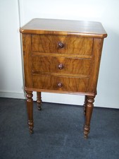 kleine Kommode / Nachttisch in Nussbaum