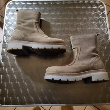 graubeige Wildleder Boots