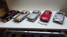 4 Mercedes 300 SL Flügeltürer u. 1 Mercedes SLR im Maßstab 1 :18