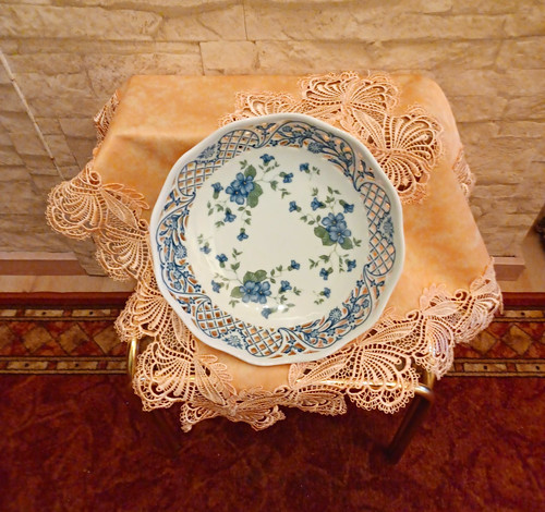 Durchbruchschale mit blumen - durchbruchschale,