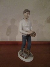 Schöne Porzellanfigur Junge