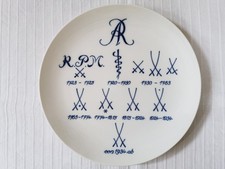 1971 Meissen Porzellan Wandteller Schwertmarke Marken der Manufaktur weiß-blau