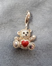 Charm Teddybär mit rotem Herz