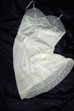 Umwerfendes SCHIESSER Nylon SCHIMMER Unterkleid Spitze weiß filigran Sammler 42