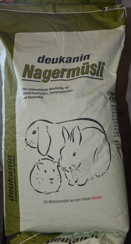Deukanin - /,