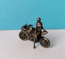 Miniatur Bikerin mit