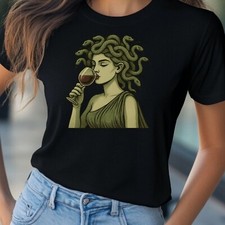 T-Shirt Medusa trinkt Wein –