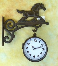 Wanduhr Doppeluhr Ausleger Pferd Pony Bahnhofsuhr Hängeuhr Landhaus Uhr Retro