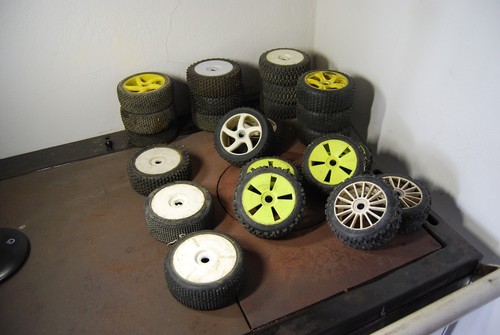 Vintage buggy wheels - 1/8,