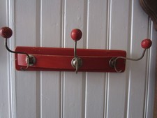 50er 60er Jahre Garderobenleiste Wandhaken Hakenleiste in Rot - altes Original