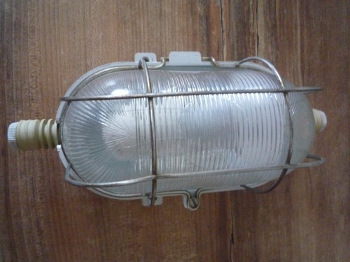 Bunkerlampe-Gitterlampe-Keller