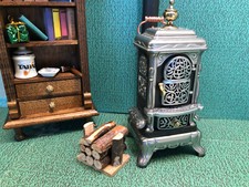 Bodo Hennig Gusseisen-Ofen m. Brennholz, Teekanne, Kerze,  f. Puppenstube M 1:10