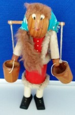 Russische Baba Jaga ( Hexe) mit Schulterjoch Holzfigur- Баба Яга с коромыслом
