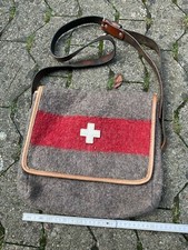 Karlen Swiss Umhängetasche mittel mit Schweizer Kreuz, Lederträger und Innenfach