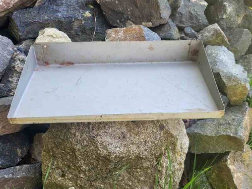 Altes wandregal aus metall - altes,