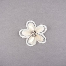 Blüte aus Organza mit Strass