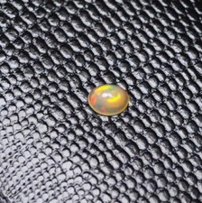 1 Opal Edelopal Feueropal Mexiko 0,57 ct Cabochon oval 3,8 x 5 x 6,3 mm