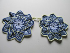 2 Topflappen gehäkelt blau gelb Blumen-Form Retro-Look, unbenutzt