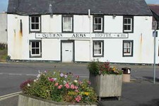 Foto 6x4 Queens Arms Hotel, Isle of Whithorn in einem traurigen Zustand. c2015