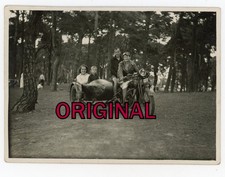 Orig Foto 1934 Familie posiert mit Motorrad & Beiwagen aus Berlin bei Ausflug