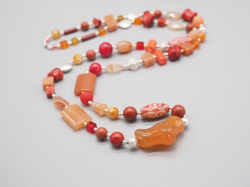 Lange rot orange geknotete