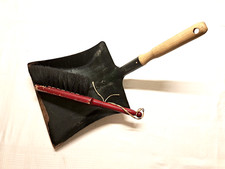 alte Kehrschaufel schwarz mit Holzgriff - mit Handfeger