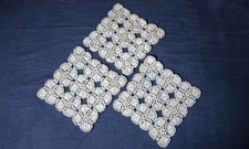 3 klassische, identisch gehäkelte Spitzendeckchen, weiß, echte Handarbeit