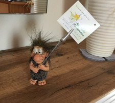 Troll mit Bild oder Zettel