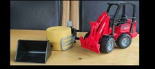 Bruder Schäffer Hoflader mit Schaufel, Ballengreifzange und 1 Rundballen