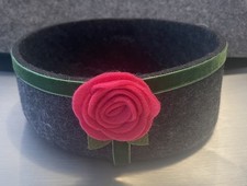 Hübscher Korb mit Filz Rosen