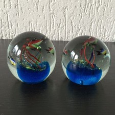 2 Stück Paperweight / Briefbeschwerer  Glas Kugel 7,5 cm  Aquarium 1