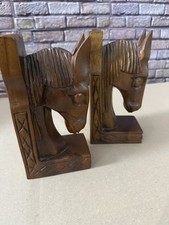 Paar 70er Jahre rustikale handgeschnitzte Holz Pferde Kopf Buchstützen Western