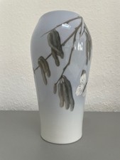 Vase mit zweig und zwei - und,