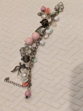 Armband mit bunten Charms und