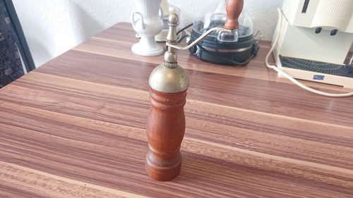 Alte gewürzmühle mit kurbel - alte,