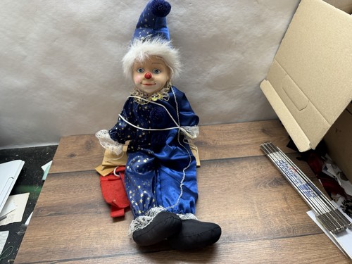 Clown auf schaukel harlekin - auf,