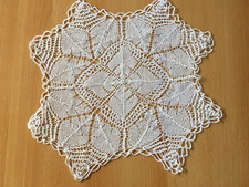 1 gestricktes schneeweißes Deckchen HANDARBEIT Kunststricken  - Neu - Besonders