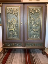 Antiker einzigartiger Waffenschrank mit Holzschnitzelementen. 135х154см