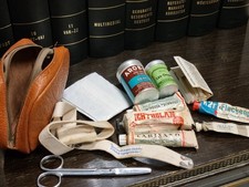 Alte Medikamente  salben  u. Ddosen In Ledertasche  um 1960mit Inhalt