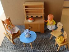 1:12 - PUPPENHAUS PUPPENSTUBE - Küche: Geschirrschrank, Stühle, Schaukelstuhl +